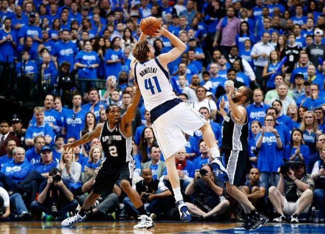 四名游泳运 四名游泳运